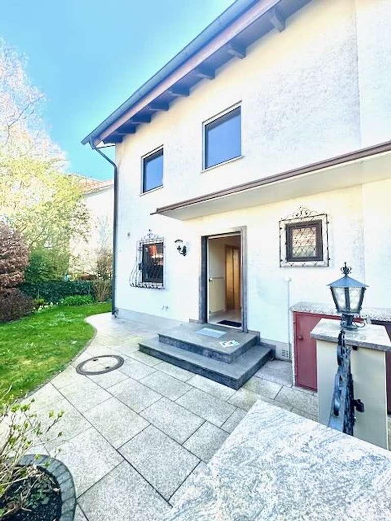 Immobilie in Puchheim - Ankommen & Wohlfühlen: Familienfreundliche Doppelhaushälfte mit viel Platz und Sonne - Bild 2
