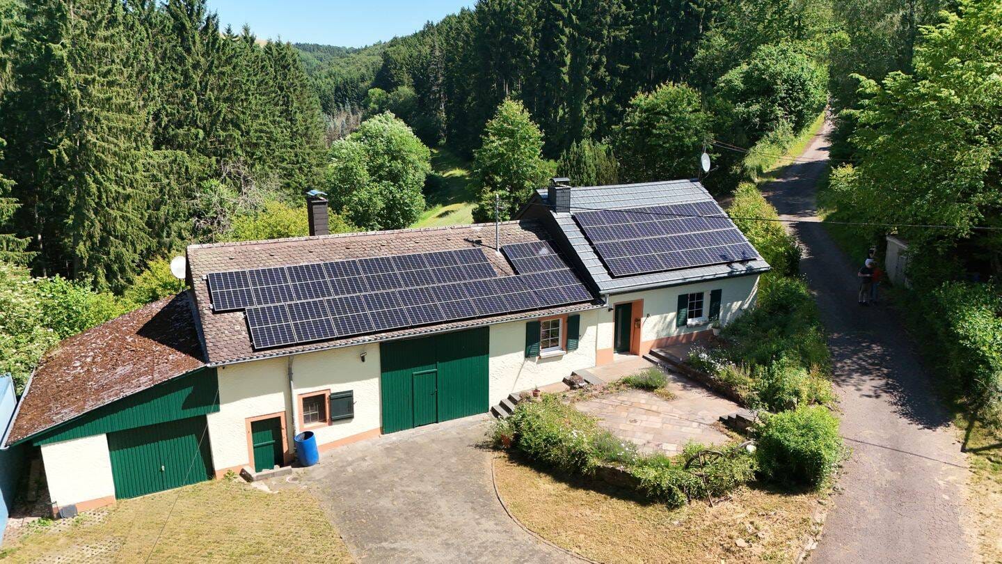 Immobilie in Seffern - Seltenes Juwel, in einmaliger Alleinlage mitten im Wald, autarkes Einfamilienhaus mit Nebengebäuden und ein gemütliches Holzhaus auf großem Grundstück - Bild 2