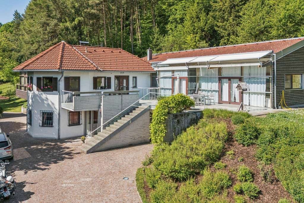 Immobilie in Rettenbach - Landhaus in Rettenbach (nahe Wien) – Absolute Alleinlage mit 18.200 m² Eigengrund, Wald und Badeb - Bild 3