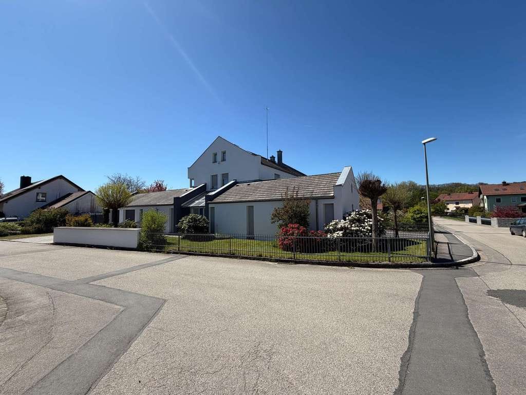 Immobilie in Nabburg - Modernes Wohnhaus mit multifunktionalem Anbau in Nabburg - Bild 0
