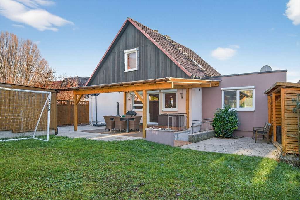 Immobilie in Straubenhardt - Ihr Familienzuhause in Ottenhausen - Gepflegtes Einfamilienhaus mit großer Terrasse - Bild 0