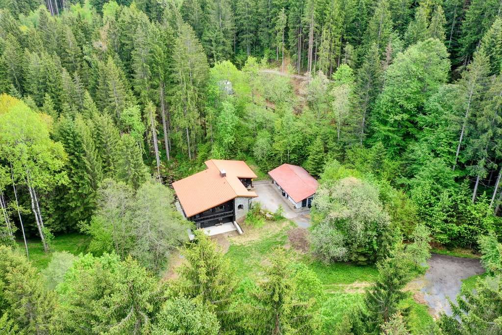 Immobilie in Innernzell - Traumhafte Alleinlage: Modernisierter Landsitz m. separatem Gästehaus m. 4.500 m2 Grund u. Bachlauf - Bild 2