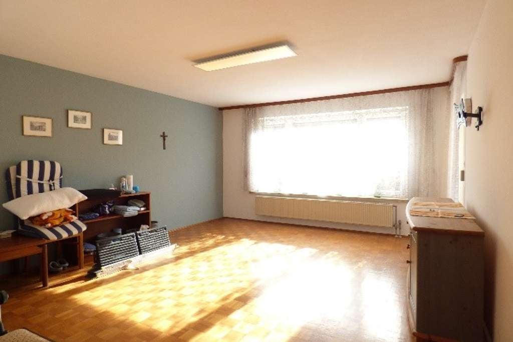 Immobilie in Reisbach - Freistehendes Zweifamilienhaus: 891 m² Grund, schöne, ruhige Lage - Bild 2