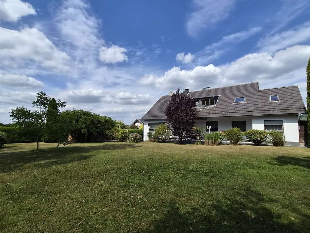 Immobilie in Much - 3-Familienhaus in Much: Mehrgenerationen-Wohnen auf 300 m² Wohnfläche mit Riesen-Grundstück - Bild 1