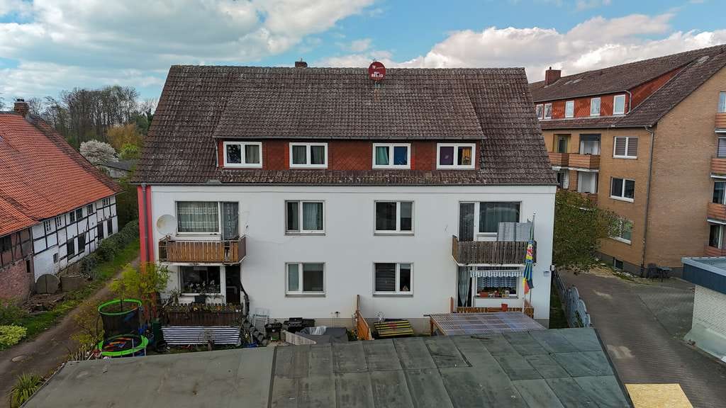 Immobilie in Wendeburg - Solides Mehrfamilienhaus mit 6 Wohnungen, 7 Garagen und Zusatzflächen in Wendeburg LK Peine - Bild 2
