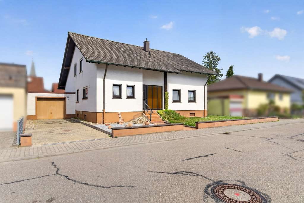 Immobilie in Philippsburg - Großzügiges Einfamilienhaus mit viel Gestaltungspotenzial - Bild 0