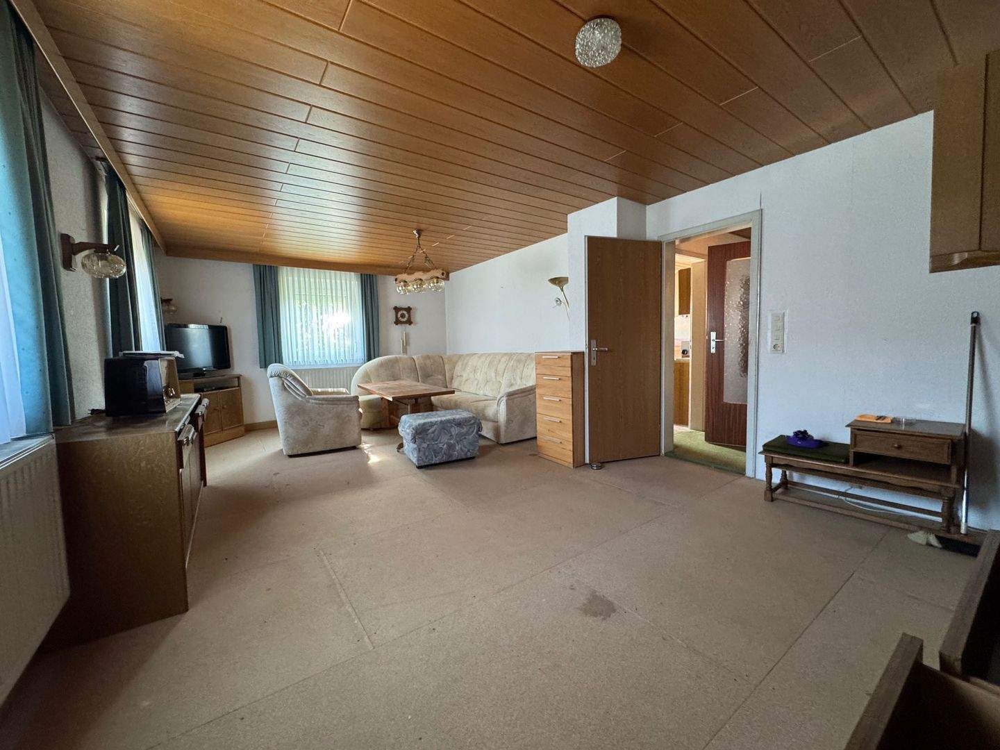 Immobilie in Mering - Sanierungsbedürftiges Wohnhaus mit 2 Garagen, Carport und Werkstatt, ideal für Handwerker - Bild 2