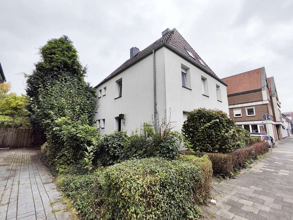 Immobilie in Ochtrup - Mehrfamilienhaus mit drei großzügigen Wohnungen in zentraler Lage, perfekt für Kapitalanleger! - Bild 0