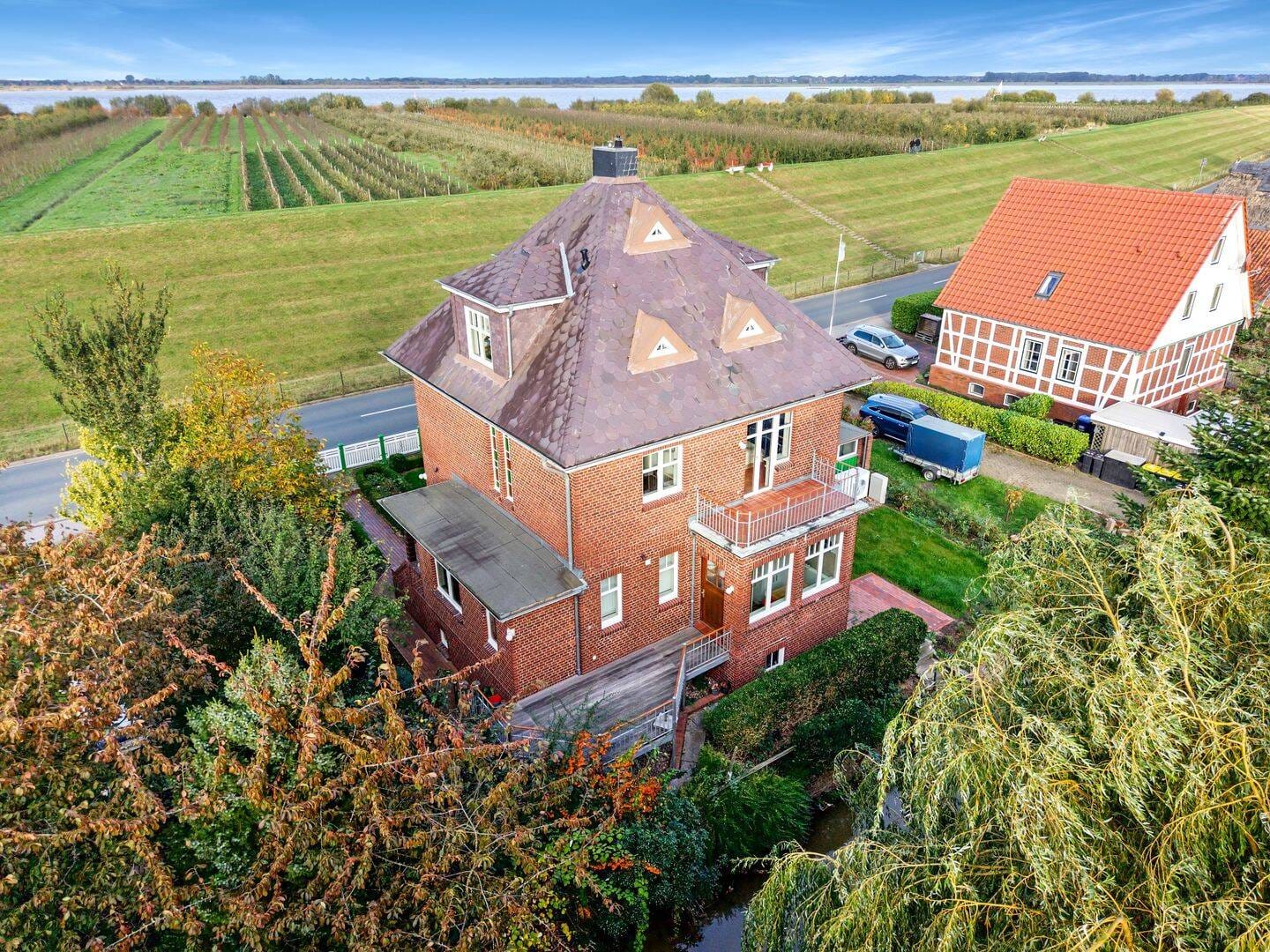 Immobilie in Grünendeich - Wohnen mit Elbblick - Stilvolles Lotsenhaus in der ersten Reihe - Bild 0