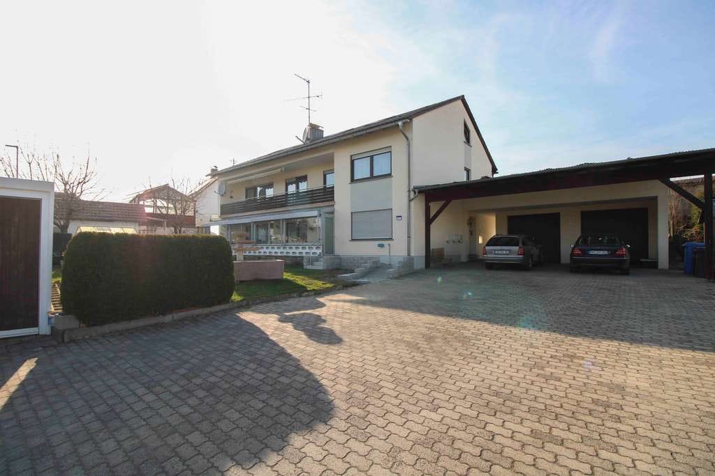 Immobilie in Kirchdorf an der Iller - Fast wie ein eigenes Haus: Charmante Wohnung mit außergewöhnlichen Außenflächen und Dachterrasse - Bild 1
