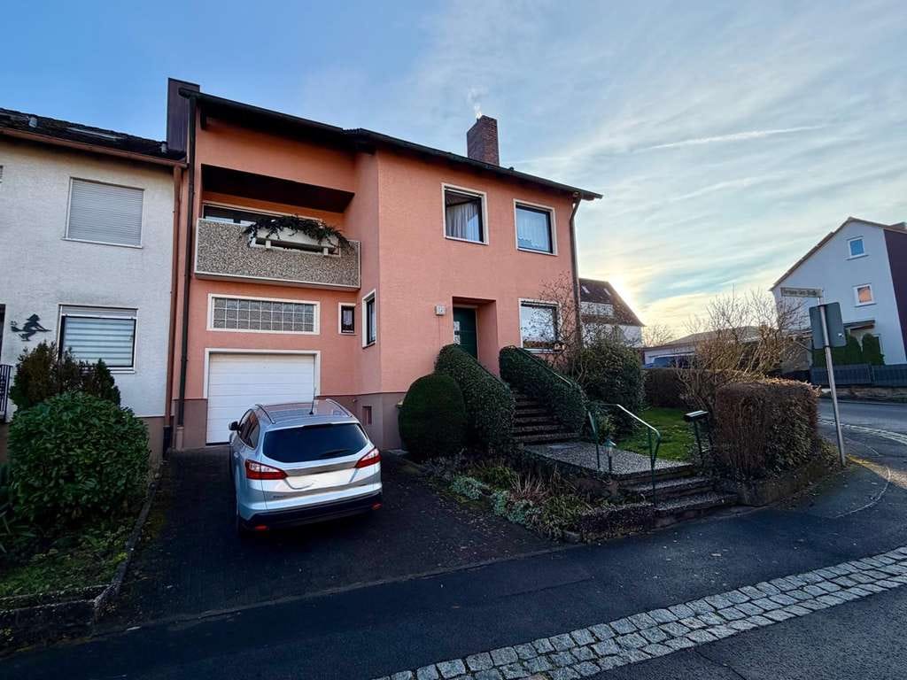 Immobilie in Ebern - Provisionsfreier Verkauf!
Großzügiges Reiheneckhaus
in bester Südwestlage - Bild 2