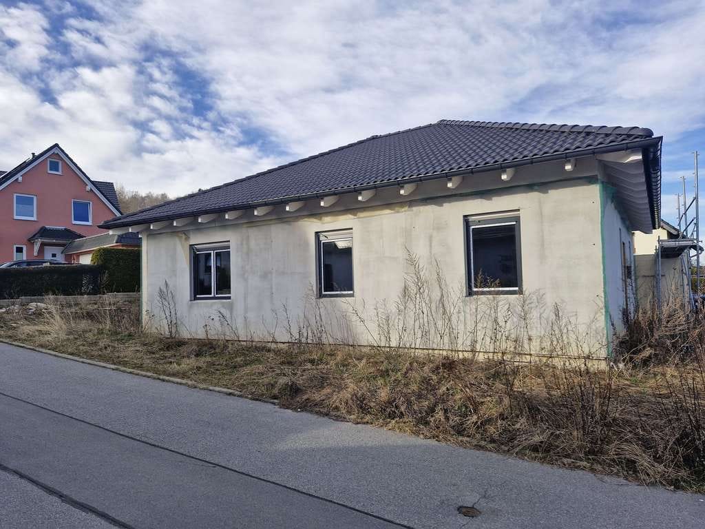 Immobilie in Ehrenfriedersdorf - Neubau-Bungalow mit großem Potenzial in Ehrenfriedersdorf! - Bild 1