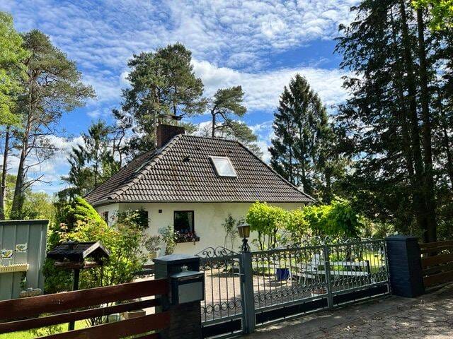 Immobilie in Jesteburg - schönes, solides Einfamilienhaus mit Charme in wunderschöner Lage von Jesteburg - Bild 1