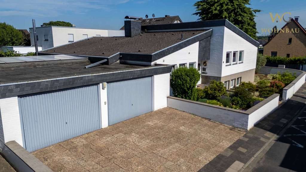 Immobilie in Jüchen - WOHNBAU: Großer Bungalow mit 283 qm in gutem Zustand und Einliegerbereich mit eigenem Eingang - Bild 2