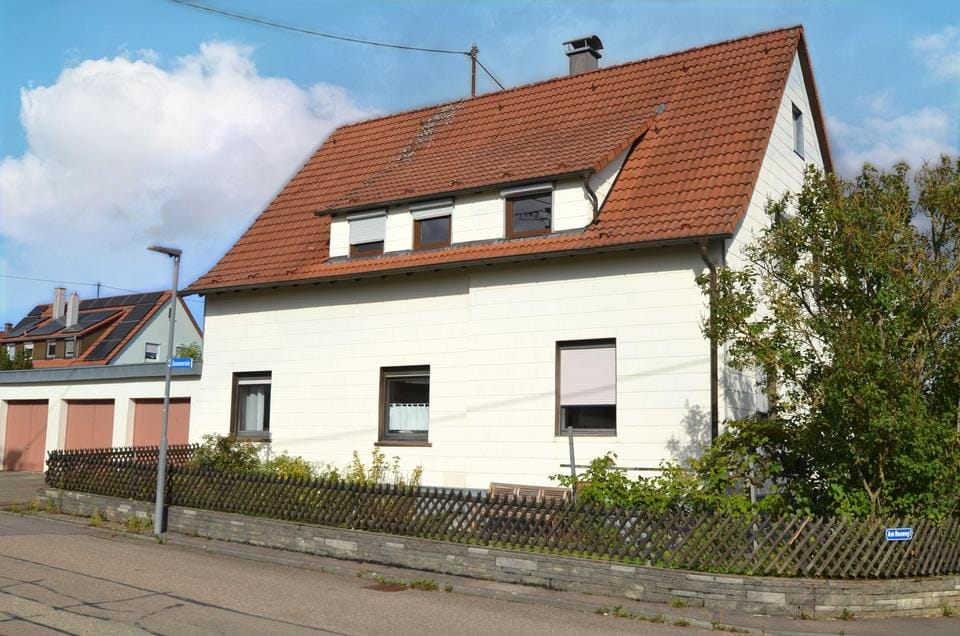 Immobilie in Rutesheim - Großzügiges 2- bzw. 3-Familienhaus mit vier Garagen - Bild 0