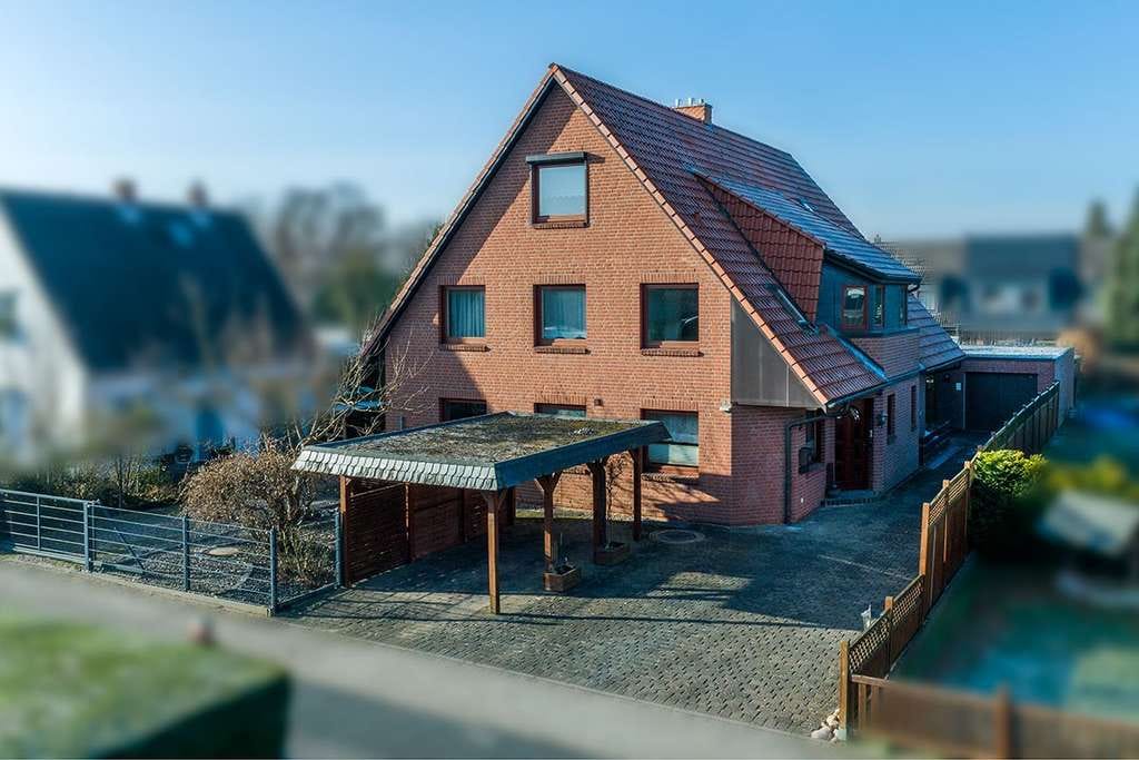 Immobilie in Elmenhorst - Top gepflegtes Zweifamilienhaus mit zwei Kaminen, Vollkeller und Garage in beliebter Ortslage  - Bild 0