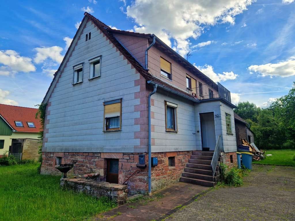 Immobilie in Jossgrund - Zweifamilienhaus mit großem Grundstück, Scheune & viel Potenzial - Bild 2