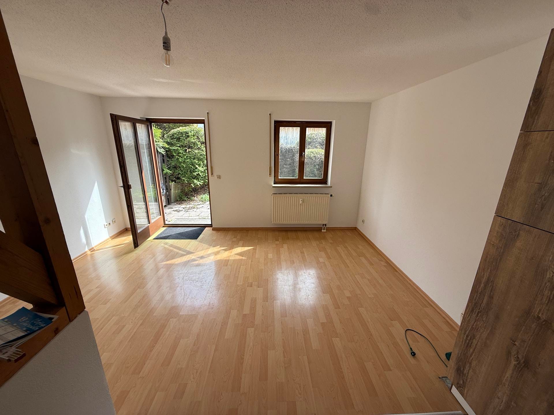 Immobilie in Otterfing - Charmante kleine ruhige 2-Zimmer Souterrain Wohnung mit kleinem Garten  - Bild 1