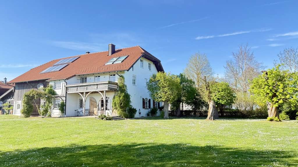 Immobilie in Waging am See - Zauberhafte Landhausvilla mit Künstlerwerkstatt und herrlichen Alpenpanoramablick, Nähe Waginger See - Bild 2