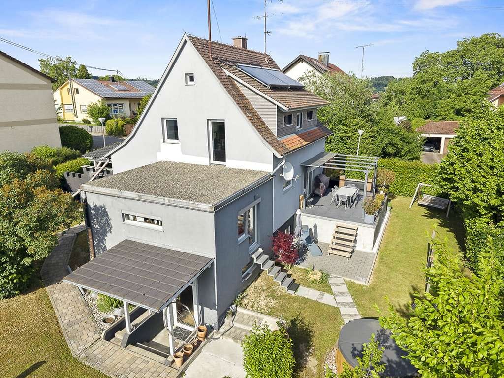 Immobilie in Wilhelmsdorf - Sofort verfügbar: Modernisiertes Einfamilienhaus mit Gartenoase & Doppelcarport in Wilhelmsdorf - Bild 2