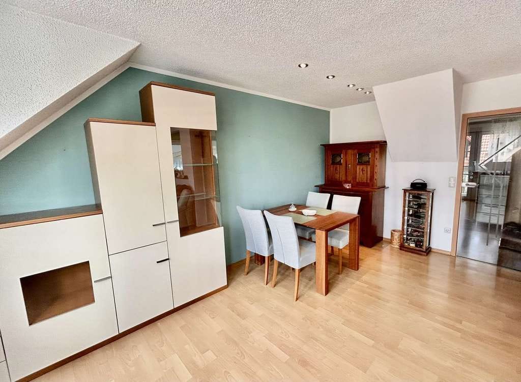 Immobilie in Schirmitz - Etwas ganz Besonderes: Maisonette-Wohnung in ruhiger Toplage mit EBK, sonnigem West-Balkon & Garage - Bild 3