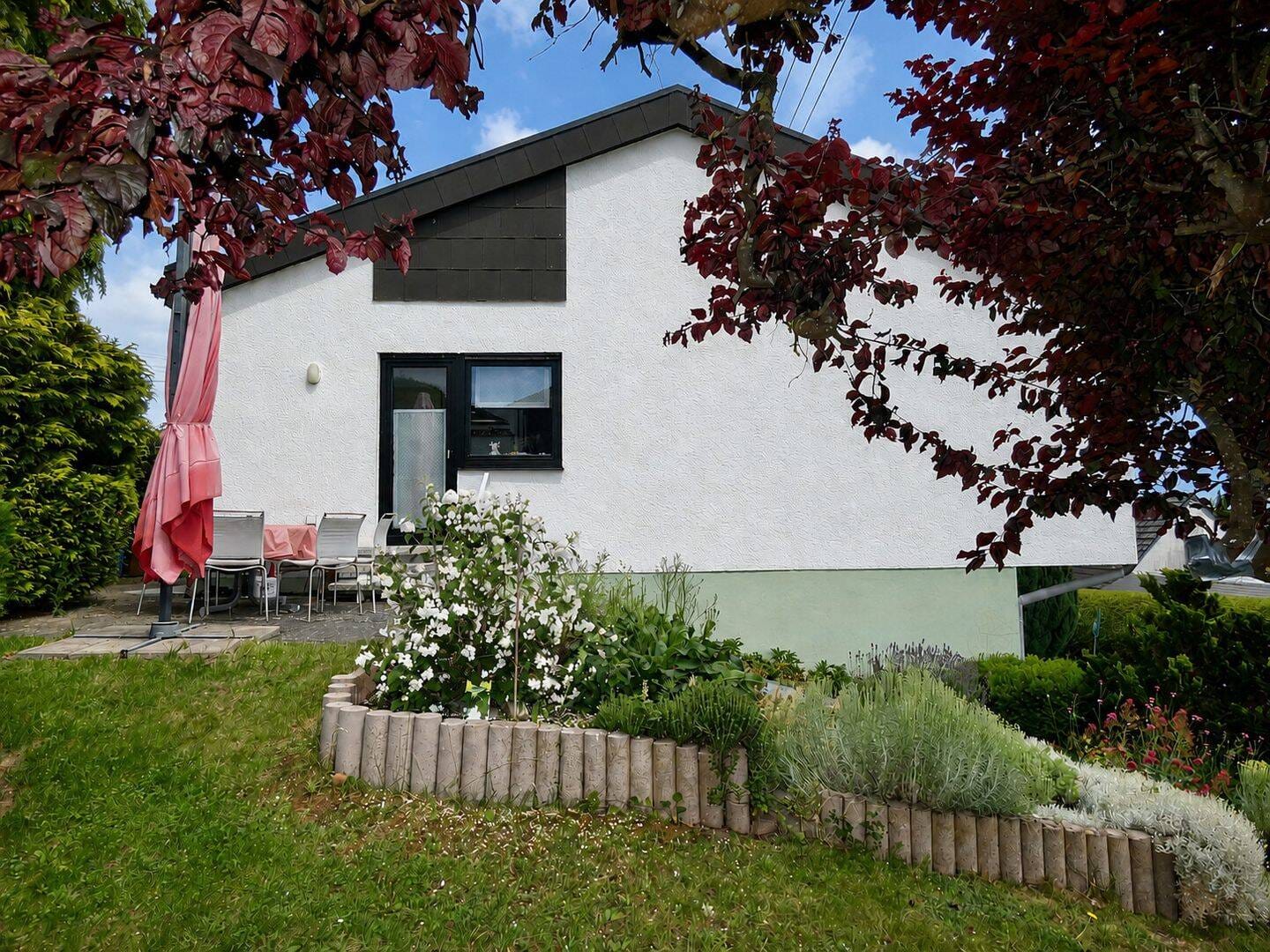 Immobilie in Syrgenstein - Familienhaus mit Wintergarten, Werkstatt und liebevollem Garten - Bild 3