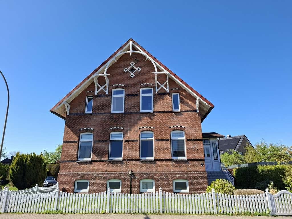 Immobilie in Jork - Teilvermietetes Zweifamilienhaus mit Vollkeller, großem Grundstück und Garagen - Bild 1