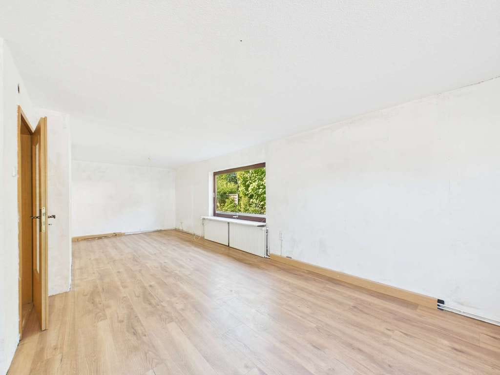 Immobilie in Schiffdorf - Großzügiges Wohnen mit Perspektive – Charmantes Zweifamilienhaus auf traumhaftem Grundstück - Bild 4