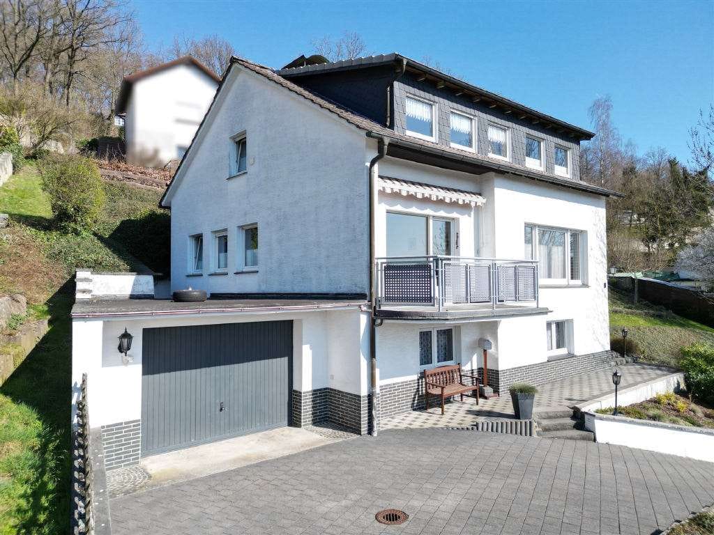 Immobilie in Sundern - / Wohnen mit Weitblick  Gepflegtes Zweifamilienhaus in Sundern - Bild 0