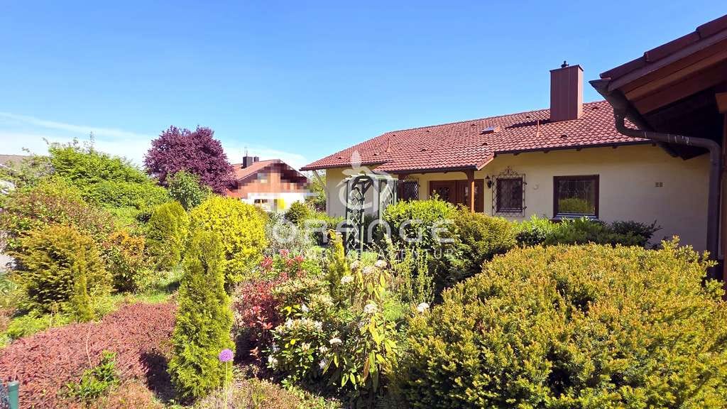 Immobilie in Malching - Wohnen mit Charme: Eckgrundstück – Bungalow mit Wintergarten, Gartenidylle, Keller & viel Platz! - Bild 3