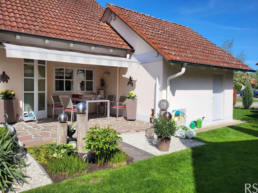 Immobilie in Aiterhofen - Gepflegte DHH in Aiterhofen — Massivbau 1993, hochwertige Ausstattung, Südwestterrasse - Bild 0