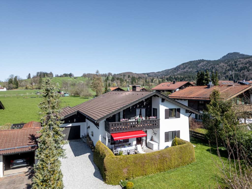 Immobilie in Ohlstadt - Ohlstadt: großes Einfamilienhaus am Wiesenrand mit Charme - Bild 0