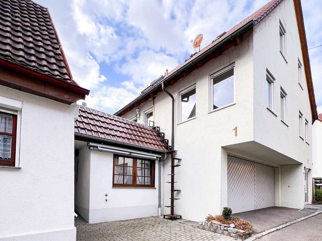 Immobilie in Tamm - Einmaliges Ensemble - zwei Einfamilienhäuser mit Dachterrasse, Doppelgarage und Hobbyraum in Tamm - Bild 2