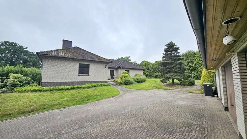 Immobilie in Rhade - immo-schramm.de: Großzügiger H-Winkel-Walmdachbungalow mit Doppelgarage - Bild 0