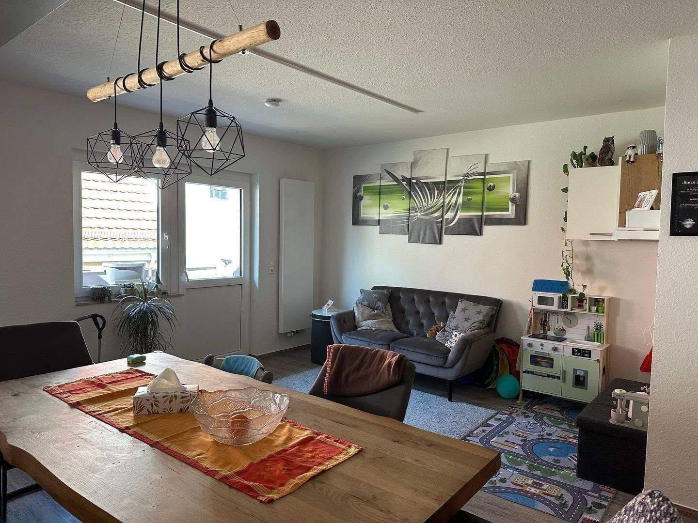 Immobilie in Vogtsburg im Kaiserstuhl - Familienfreundliche 5-Zimmer-OG-Wohnung mit Balkon  - Bild 0