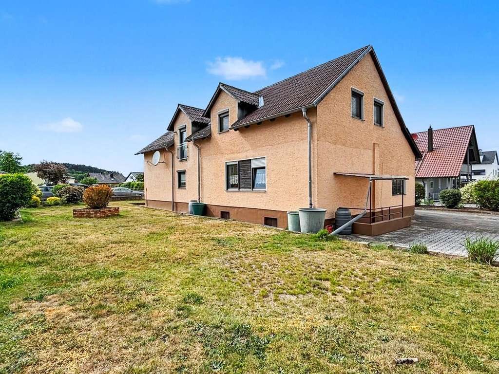 Immobilie in Regenstauf - Gepflegtes Einfamilienhaus mit Nebengebäude auf großzügigem Grundstück in Regenstauf-Diesenbach - Bild 0