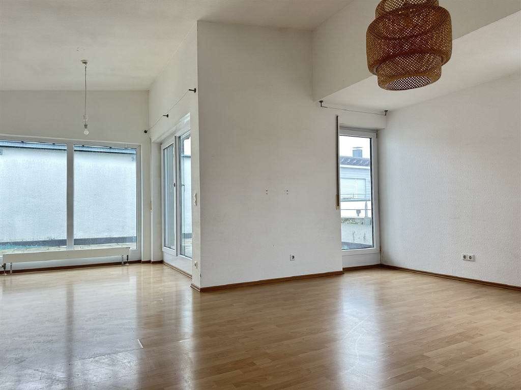 Immobilie in Freiberg am Neckar - Lichtdurchflutete 3,5-Zi.-Wohnung in bester Lage! - Bild 1