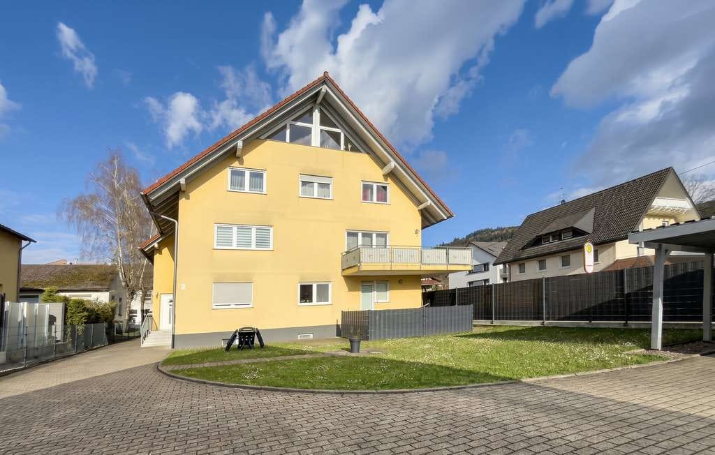 Immobilie in Elzach - Modernes Wohnen auf 3 Etagen - 6-Zimmer Maisonette Wohnung mit Balkon und Garage in 79215 Elzach - Bild 2