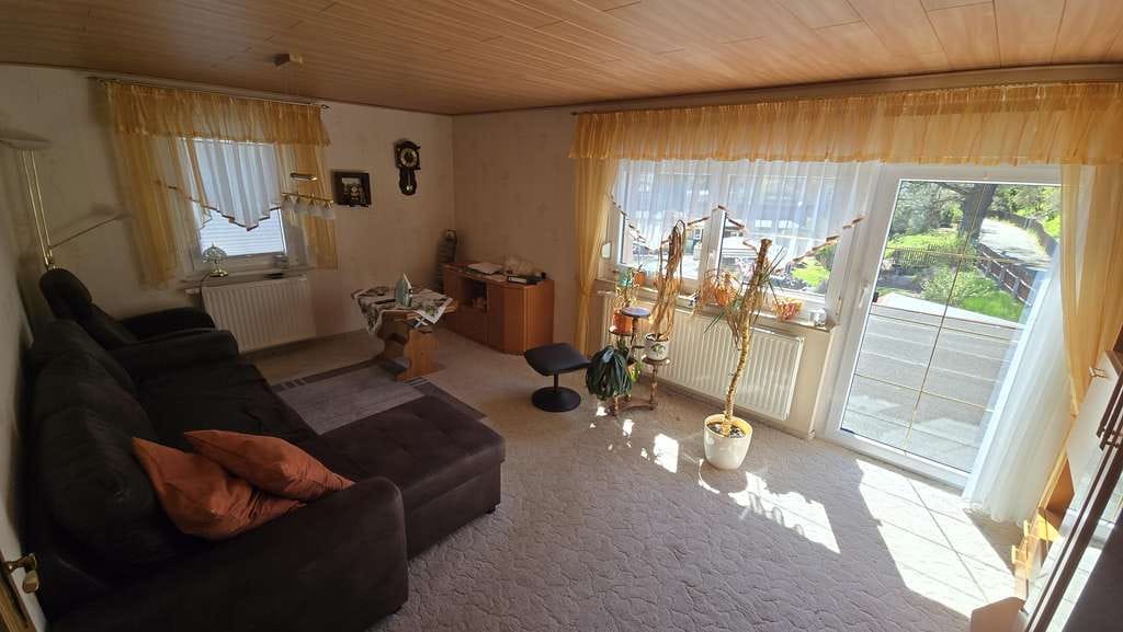 Immobilie in Oelsnitz/Erzgeb. - Großzügiges Einfamilienhaus mit ca. 160 m² Wohnfläche, zwei Garagen und vielseitigen Nutzungsmöglich - Bild 1