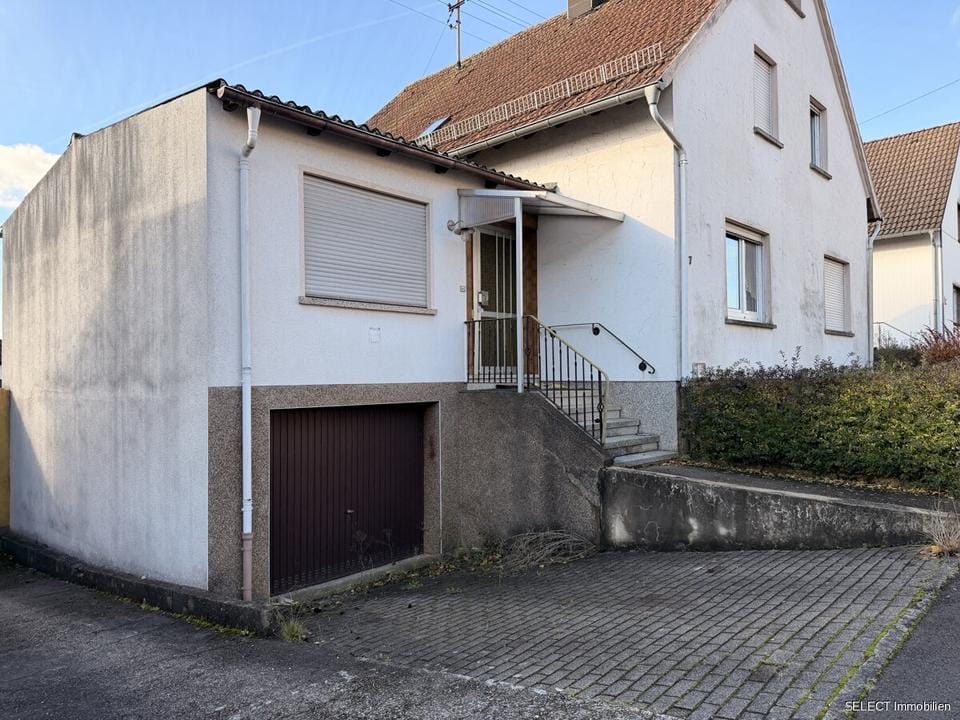 Immobilie in Ottweiler - Freistehendes Ein- bis Zweifamilienhaus mit Garten und Garage - Bild 0
