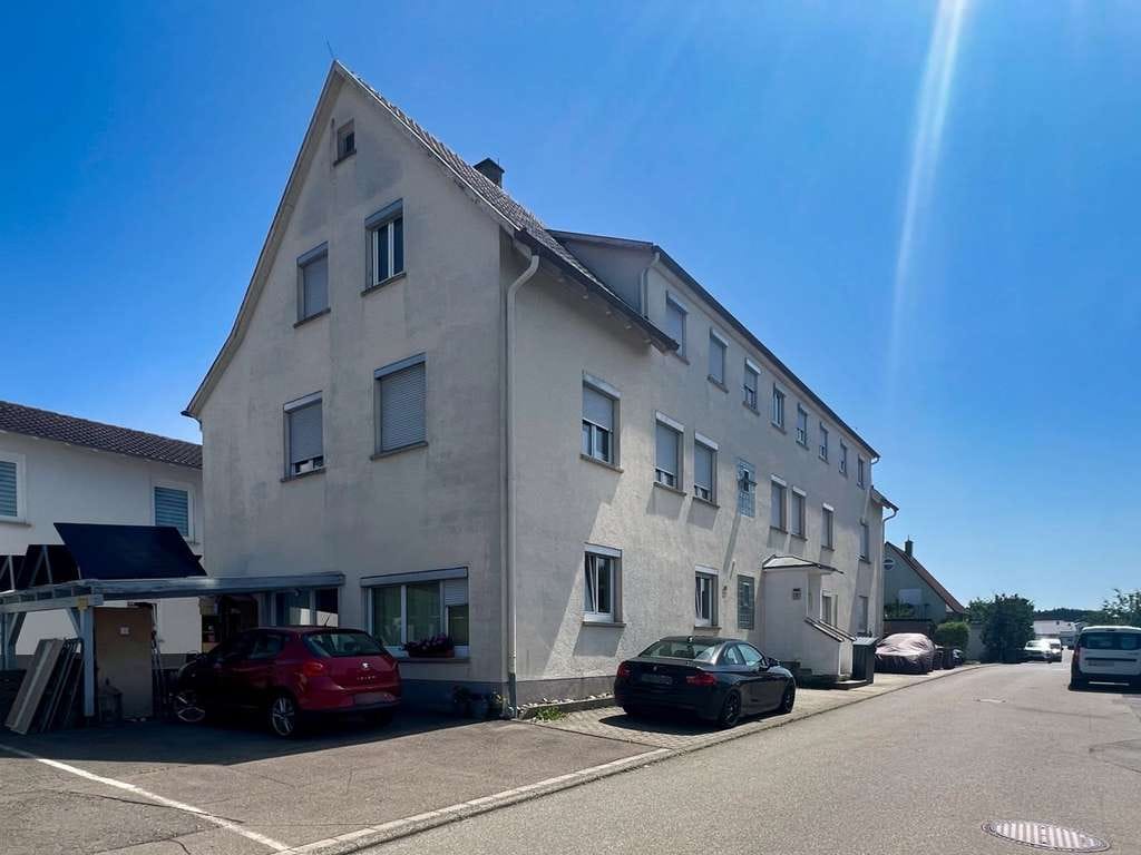Immobilie in Bisingen - Helle Dachgeschosswohnung mit viel Tageslicht, überdachtem Balkon, Stellplatz und modernisiertem Bad - Bild 0