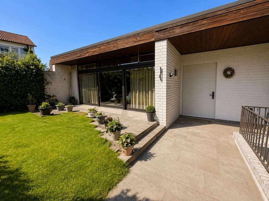 Immobilie in Emsdetten - Zentral gelegenes Zweifamilienhaus mit Garage und Anbau - Bild 1