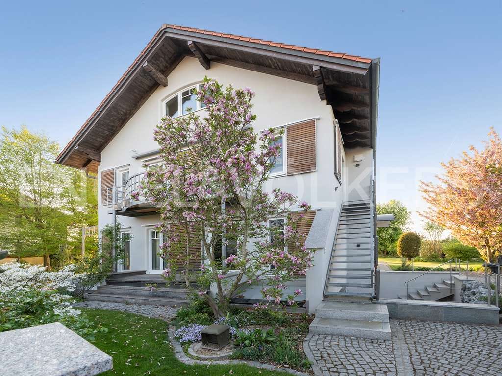 Immobilie in Bruck - Ein Zuhause wie im Urlaub - Exklusive Villa mit Schwimmteich im oberbayerischen Voralpenland - Bild 2
