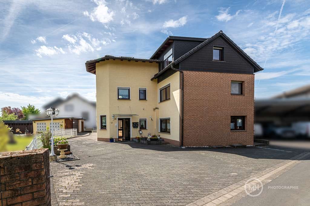 Immobilie in Hennef (Sieg) - MANNELLA *Mehr Platz fürs Leben* Gepflegtes Zweifamilienhaus mit vielseitigen Nutzungsmöglichkeiten. - Bild 0