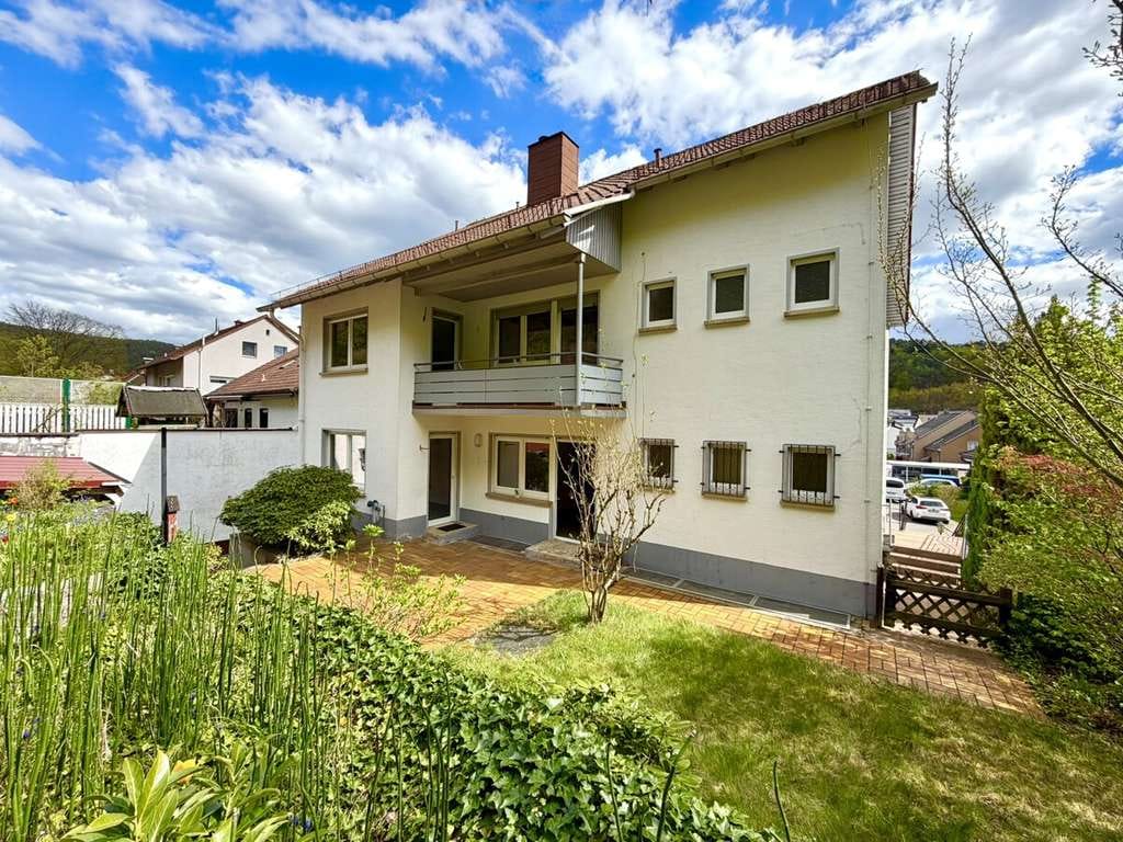Immobilie in Dahn - Attraktives Zweifamilienhaus - plus Büroebene und Dachwohnungsoption - Waldrandlage. - Bild 1