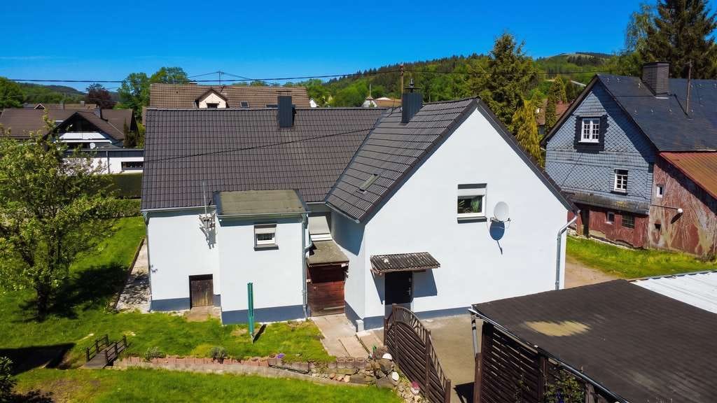 Immobilie in Kreuztal - Viel Platz für die Familie: Einfamilienhaus mit Doppelgarage und Garten - Bild 3