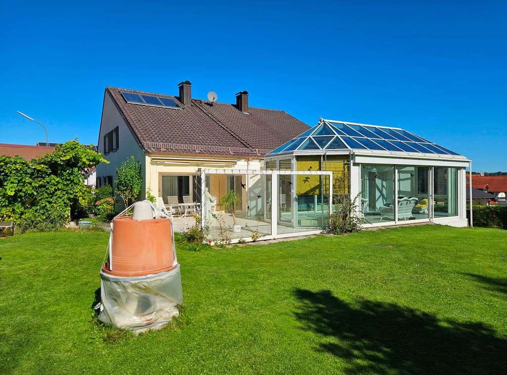 Immobilie in Wolnzach - Wolnzach! Wohnhaus mit zwei Wohneinheiten und großem Grundstück! Kachelofen/Wintergarten/Pool/Sauna! - Bild 0
