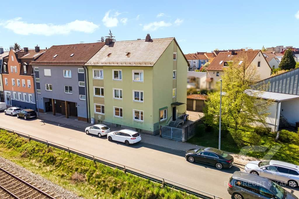 Immobilie in Weiden in der Oberpfalz - Grundbuch statt Sparbuch: Lukratives Dreifamilienhaus mit vermietungssicherem 4-Zimmer-Vortei - Bild 0