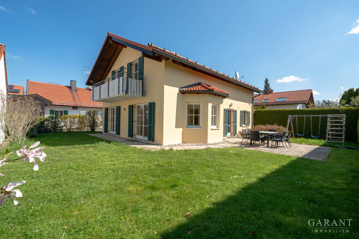 Immobilie in Straßlach-Dingharting - Großzügiges Einfamilienhaus mit Südgarten in Bestlage im Münchner Süden, hell & geräumig - Bild 0