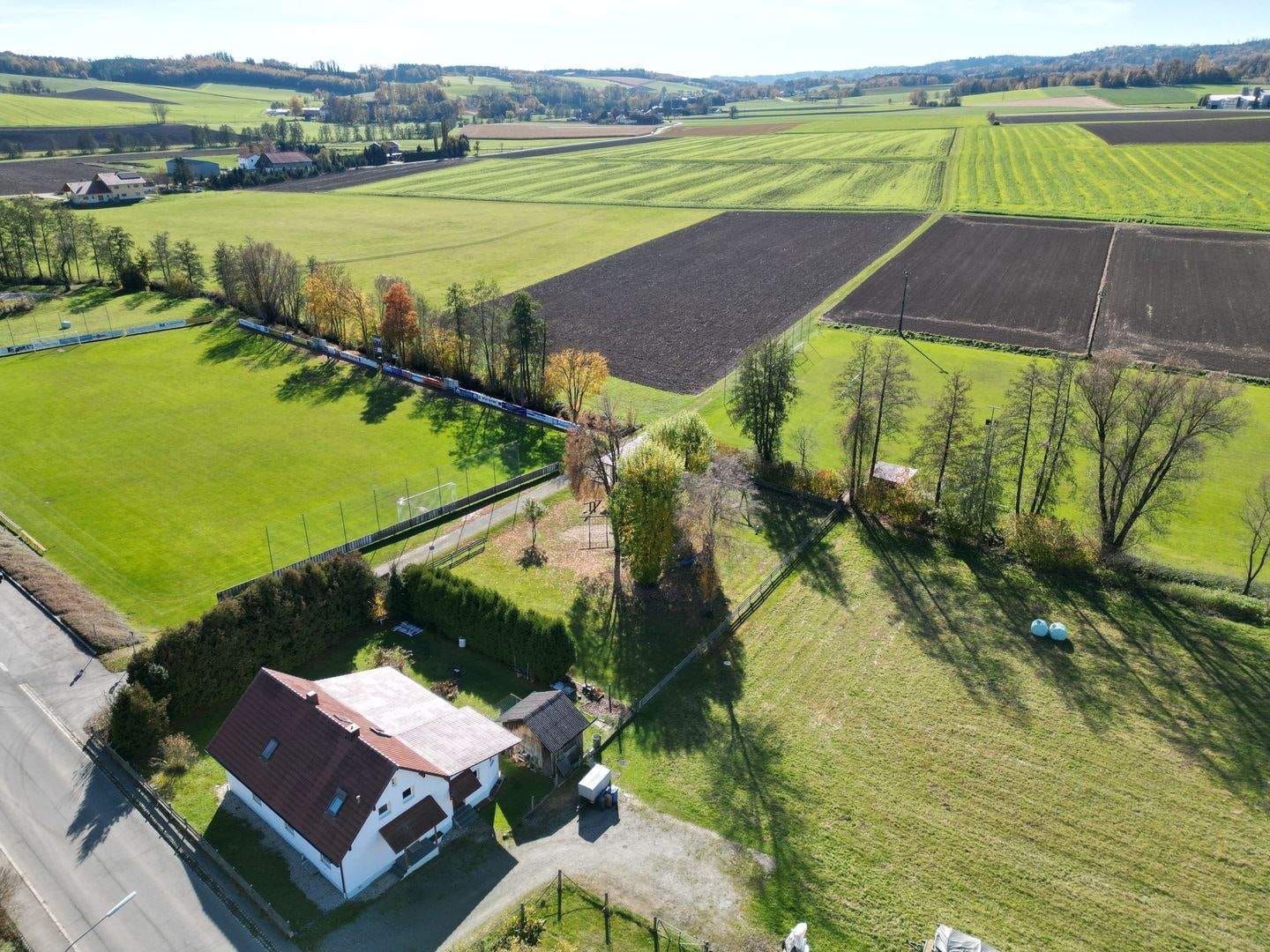 Immobilie in Ortenburg - Einfamilienhaus mit Gartenhütte am Siedlungsrand - Bild 1